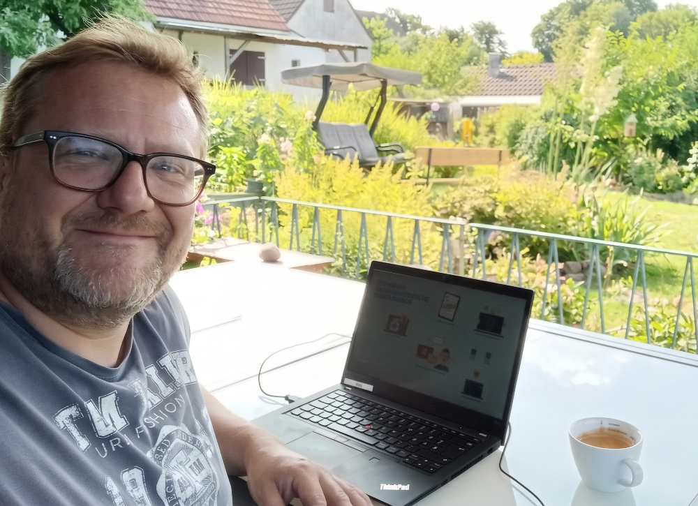 Homeoffice im Kleingarten: Arbeiten zwischen Rosen und Rasenmäher